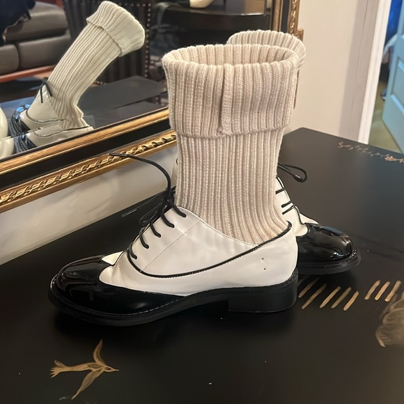 Chanel White Black Shiny Patent/Matte Leather Lace Up Tie Ankle Short Boots 38 - Picture 2 of 10